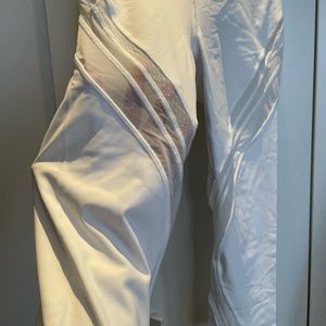 *NEVER WORN* White Lululemon leggings with mesh inserts